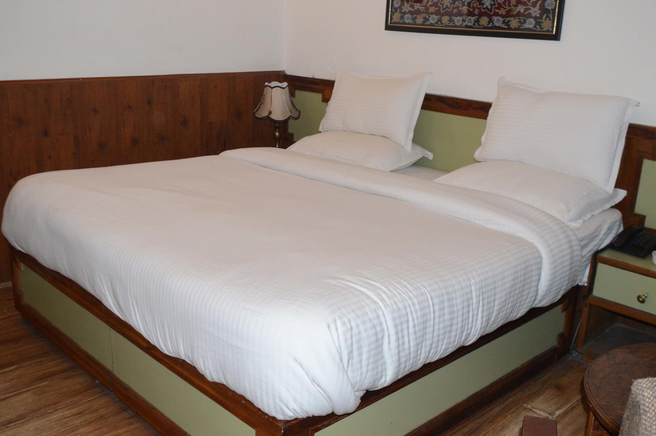 Standard Hotel And Resturant Srīnagar 外观 照片