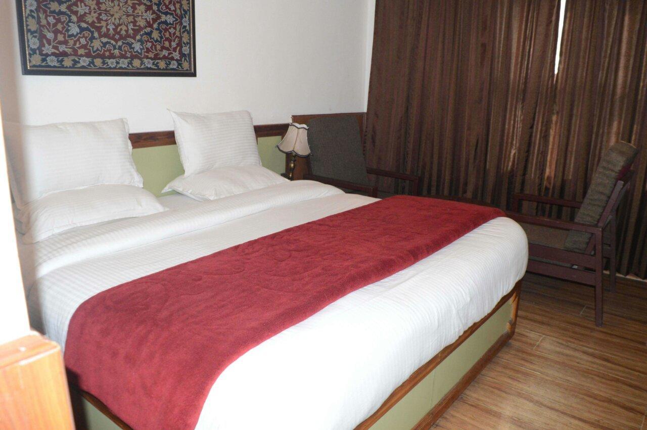 Standard Hotel And Resturant Srīnagar 外观 照片